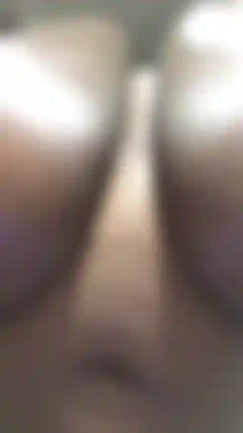 Mi strofino la figa pelosa e il clitoride.