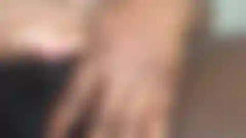 Gioco con la mia figa rosa pelosa e guardo il mio clitoride gonfiarsi.