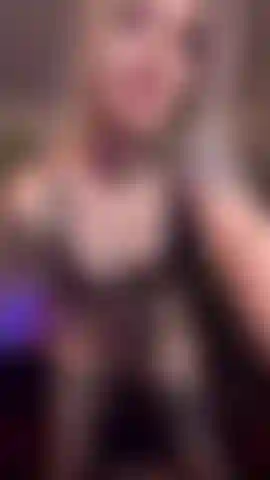 Riempirò il mio culo con il loro cazzo pulsante. Poi mi girerò così puoi guardare il mio culo grosso in faccia.