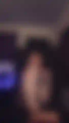Sto solo sfregando i miei piedi, tieni lo sguardo sulle mie calze a rete.