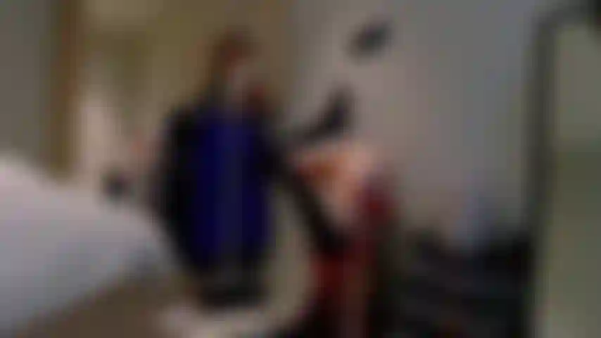 Una ragazza yogi con la testa in lingerie.