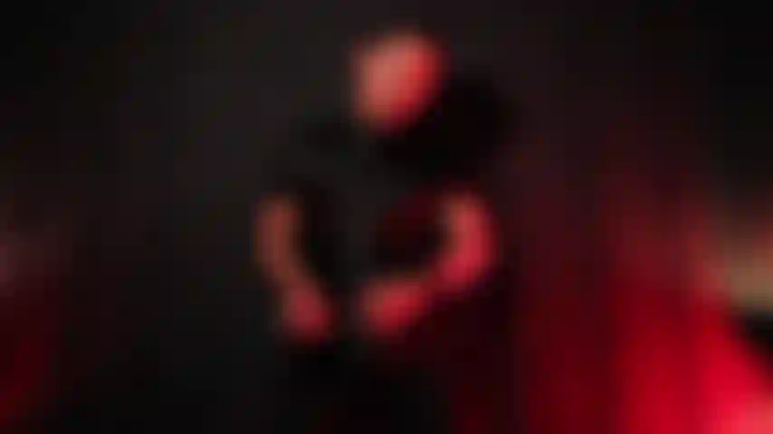 Che si masturba indossando una tuta di pelle.