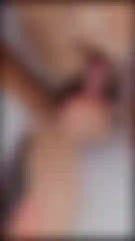 Mi masturbo fino a esplodere di piacere.