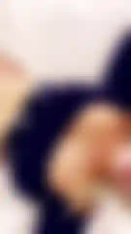 Disinvolta sul mio letto, vestita in modo ordinato e ordinato...