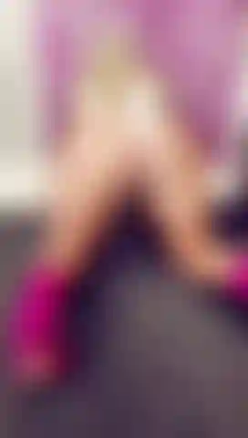 Che dimena il culo grosso in un perizoma da coniglio.