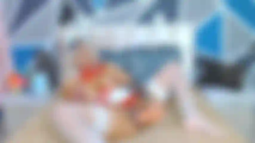 Un'infermiera troia che gioca con la figa duramente.