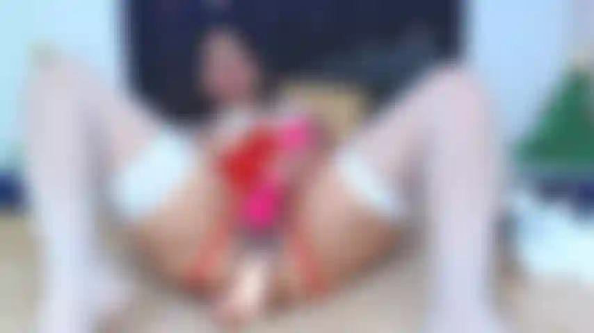 Un giocattolo anale e mi sfrego il clitoride con domi.