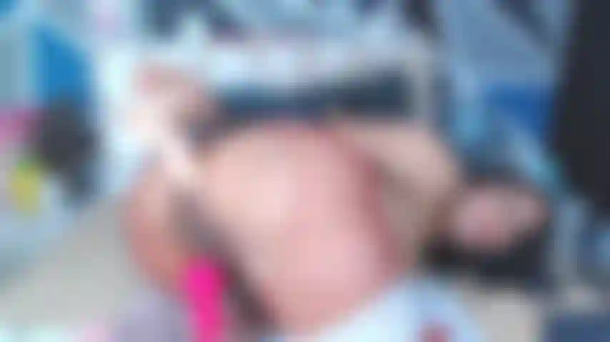 Sfrego il clitoride, giocattolo anale e spalancata.