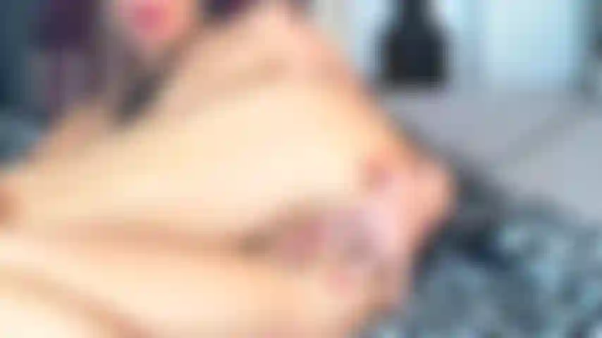 La fica gioca con le grandi labbra della fica.