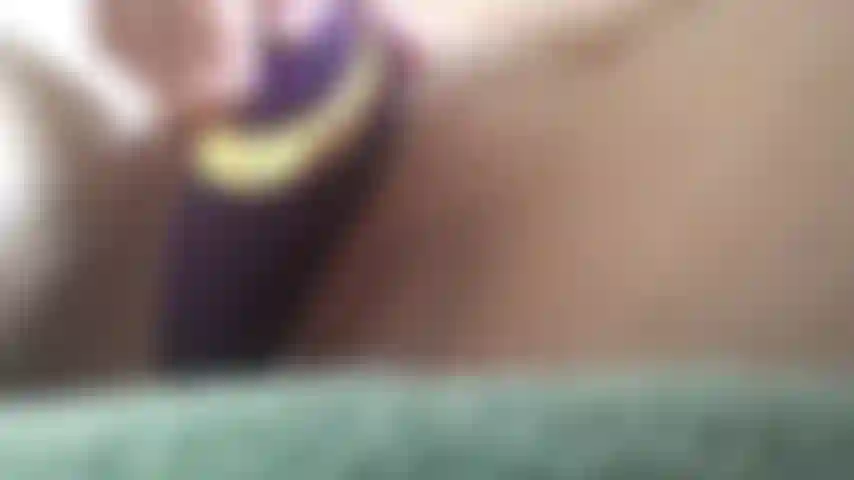 Con un dildo nella mia figa stretta.