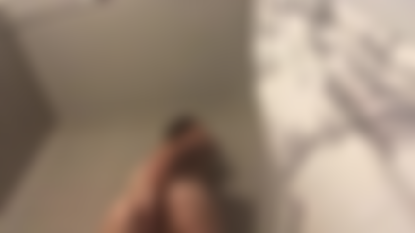 Gioco con il culo sotto la doccia.