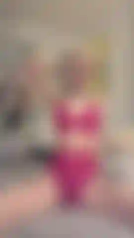 Immaginami che rimbalzo e mi muovo sul tuo cazzo come una brava ragazza.