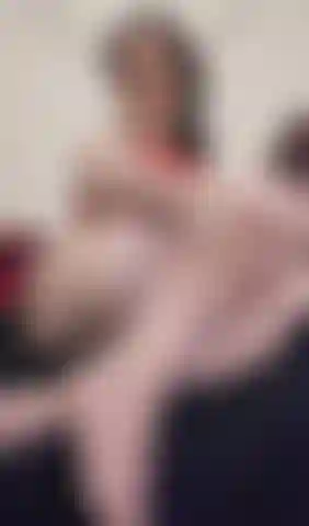 Sbircia questa stronza educata che fa uno spogliarello lento.