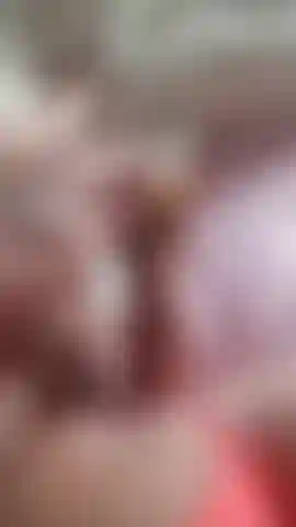 Un dildo scopa la mia figa bagnata.