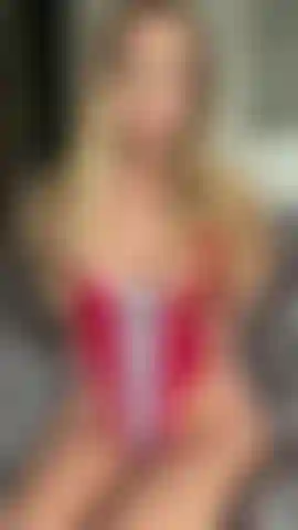 Butt plug rosso in un unico pezzo.