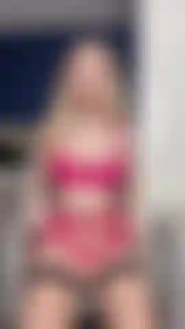 Un dildo rosa anale.