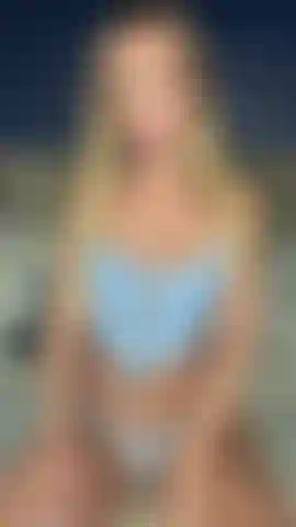 Lingerie blu con dildo di vetro.