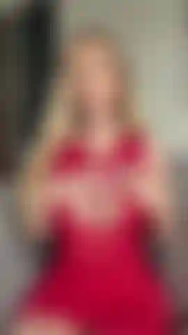 Il vestito rosso stuzzica e allegra.