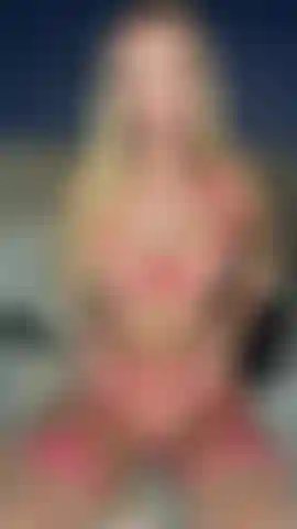 Un giocattolo donnaiolo in lingerie rosa.