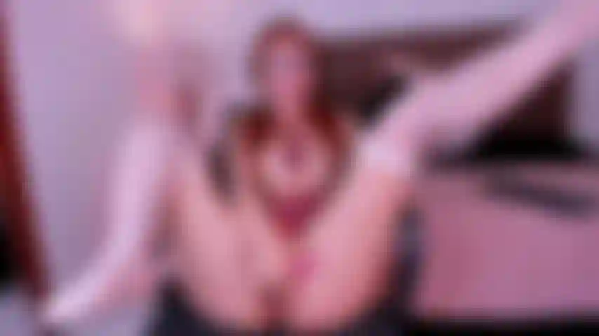 Il tuo cazzo nella mia bocca mentre affondo le dita nella mia figa calda.