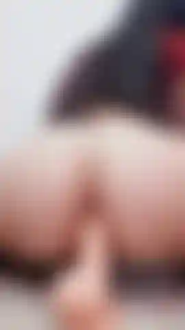 Così in profondità nel mio culo con il mio grosso dildo.