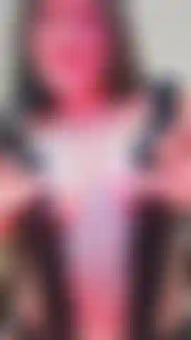 Che gioca con i capezzoli duri.