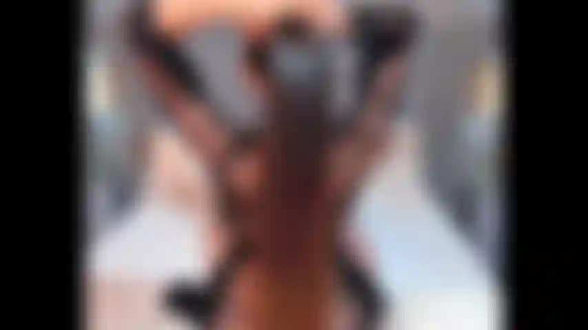 Ti mostro i capelli raccolti.