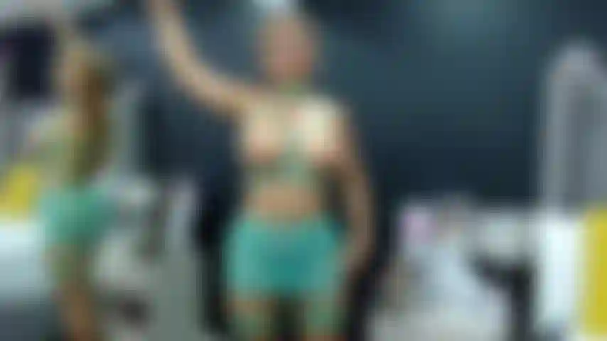 Esercizio di routine sexy e nuda.