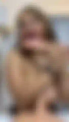 Le mie grandi tette fottono il tuo cazzo, mentre io annego con un altro.