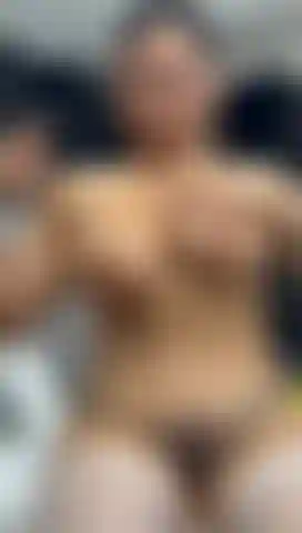 Spettacolo di masturbazione con i piedi.