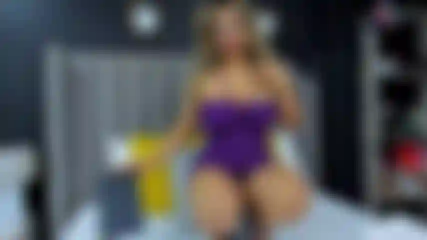 Sei così fottuto con me e le mie grandi tette ( . ) ( . ) Sei incantato dalle mie grandi cosce, dal mio corpo sensuale.