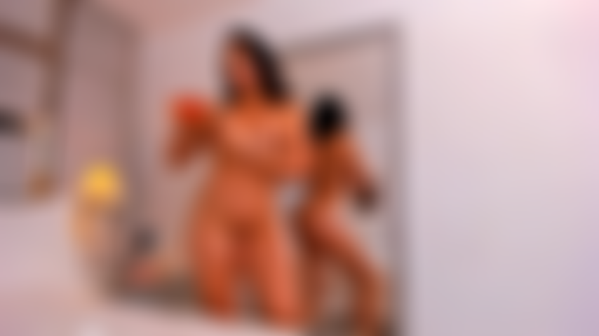 Mi metto in posa nuda e mi esibisco in uno spettacolo di olio!!