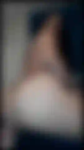 Un culo grosso pieno di mosse sexy con olio e una figa disponibile.