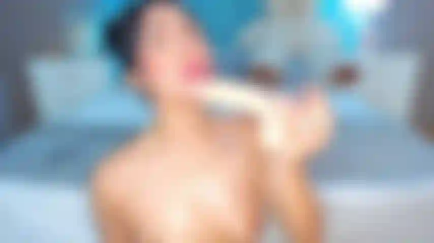 Non so cosa mi sia preso, ma volevo farlo a te in modo incontrollabile. Ho finito per sbavare, gemere mentre lo facevo, e tu mi hai afferrato la testa come se fosse la tua. Questo non è stato un pompino normale, è stato un pompino disordinato. Osi guardare tutto?