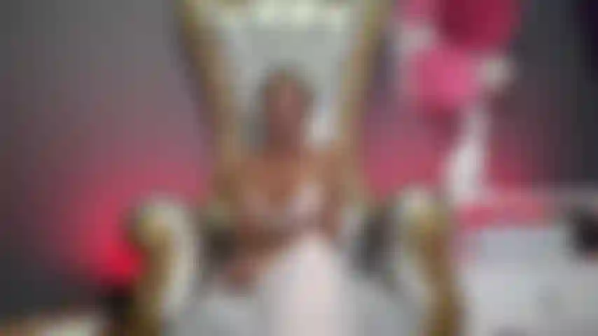 Mi masturbo e parlo sporco.