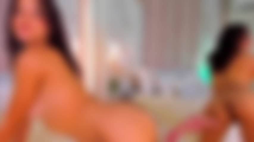 Scopata davanti allo specchio.