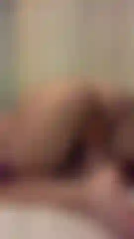 Uso il mio vibratore mentre mi chino per te.. Gioco di figa succosa!!