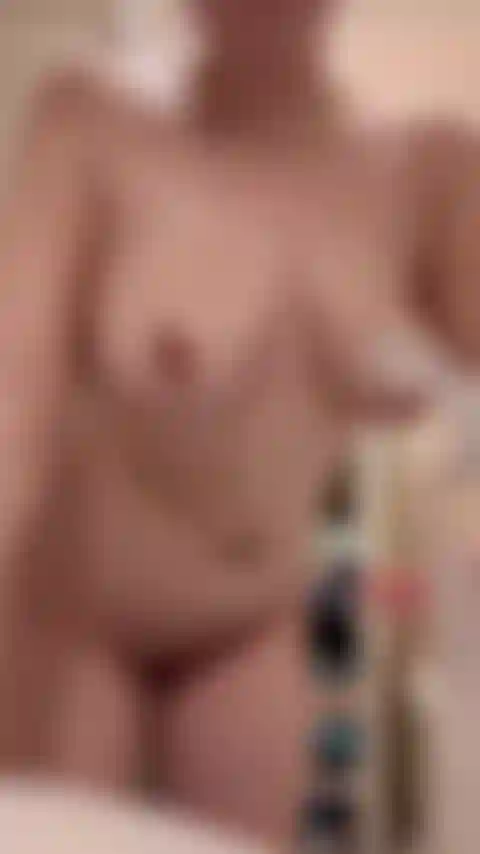 Massaggio con olio per le mie tette carnose e la mia figa rosa..