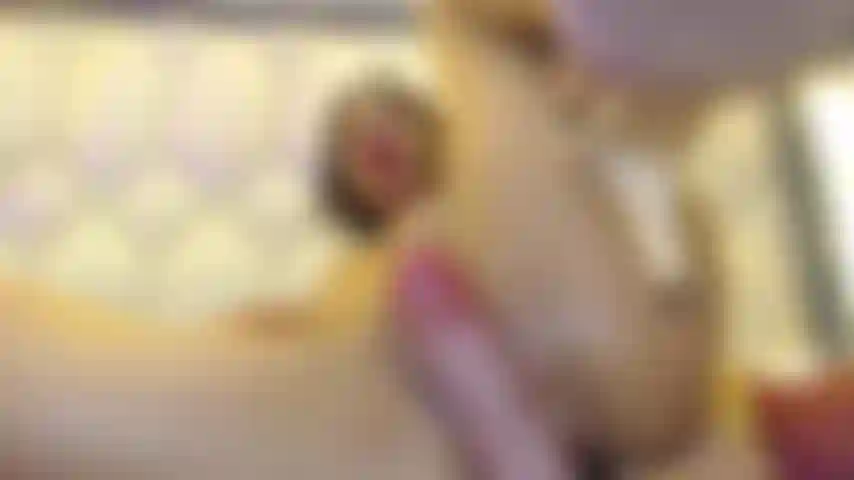 Mi strofino il dildo nella figa molto bagnata.