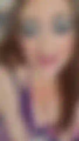 Ho un nuovo paio di calze autoreggenti nere in nylon con giarrettiera incorporata e mi fanno sentire così troia e sexy!!! Con un vestito lingerie viola da troia e nient'altro, guardami succhiare e scopare il mio dildo come la sporca sgualdrina affamata di sborra che tutti sappiamo che sono! Lascia che ti stuzzichi con le mie tette, ti faccia godere con la mia bocca, e ti finisca con la mia figa! Parolacce sporche, giochi con la figa, e una troia bbw affamata di sborra che non vede l'ora di averla! Queste tette enormi, culo grasso e figa bagnata e pelosa ti lasceranno dipendente e a supplicare di più! Farò urlare il tuo cazzo! Riesci a sentirmi desiderarti?