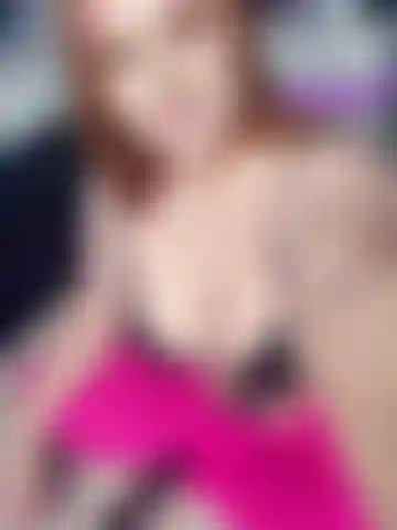 Una macchina da scopare che indossa calze autoreggenti rosa.