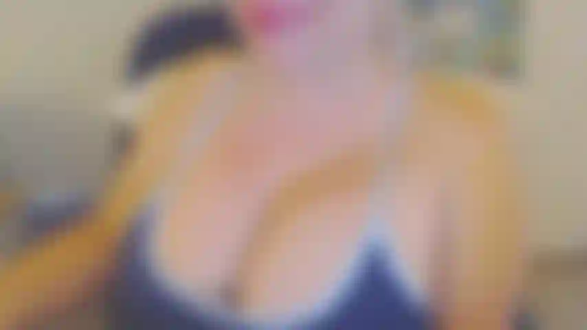 Bbw che olia enormi tette e culo.