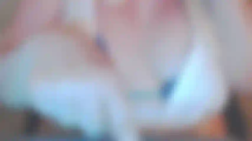Mettiti in ginocchio e lecca il mio buco del culo sporco, mentre ti scorreggio in faccia! Annusalo! Tieni quel profumo sul tuo viso per sempre!