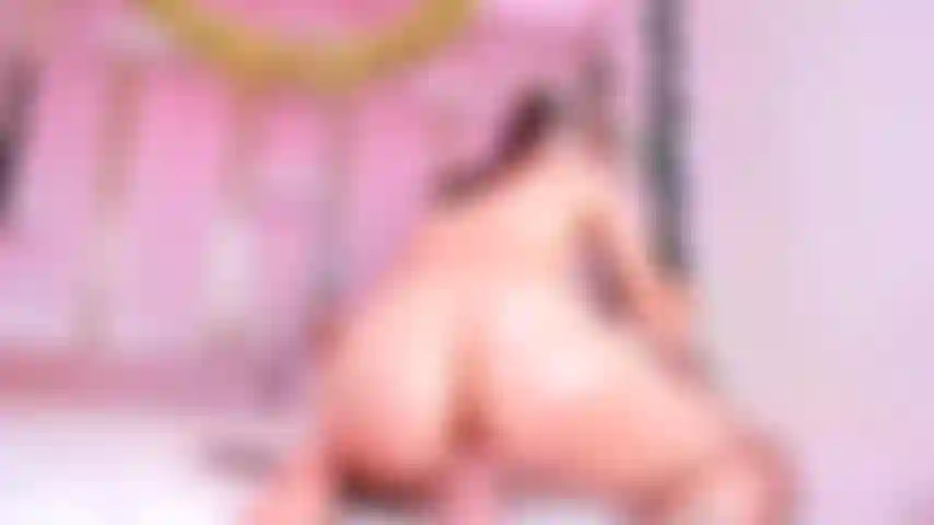 Voglio cavalcare il tuo delizioso cazzo finché non esplode di piacere nella mia figa bagnata.