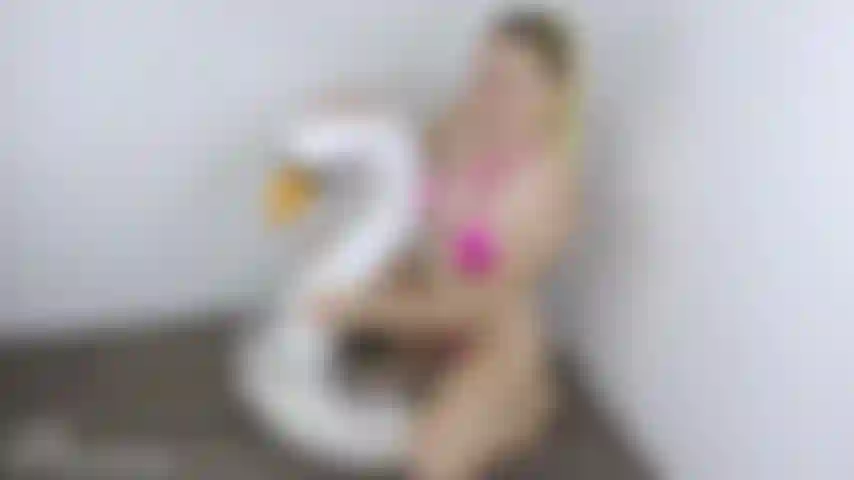 Orgasmo v485 che macina la figa sul galleggiante del cigno.