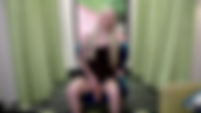 V651 bionda futa joi alla finestra dell'hotel.