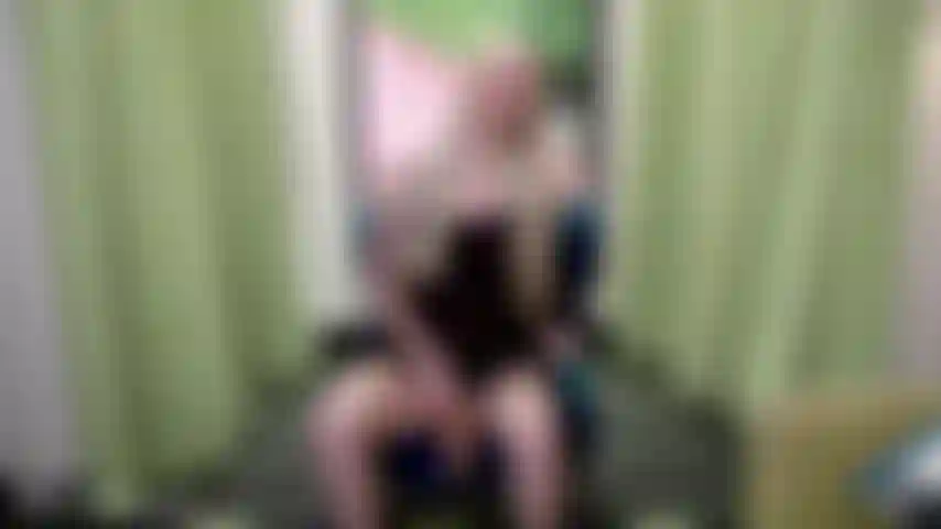 V651 bionda futa joi alla finestra dell'hotel.