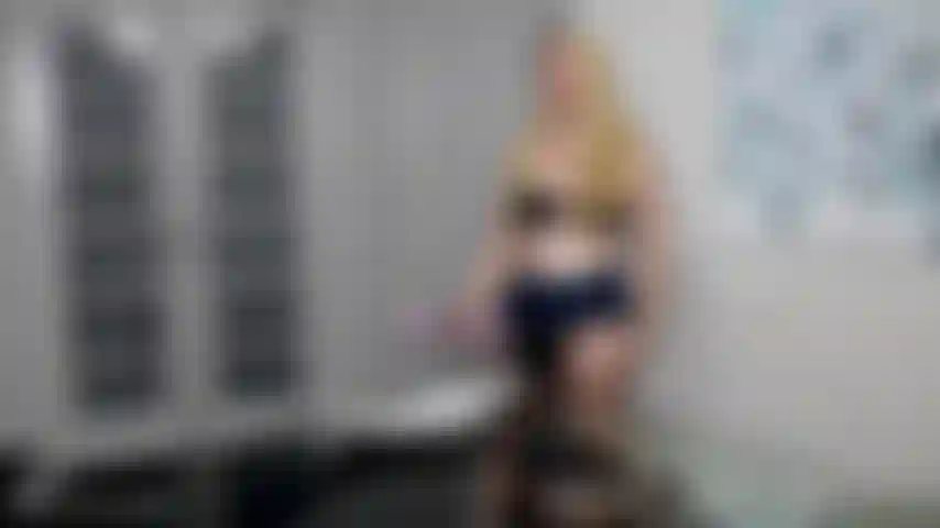 La ragazza futa v631 scarica la ciotola dello sperma sulle tette.