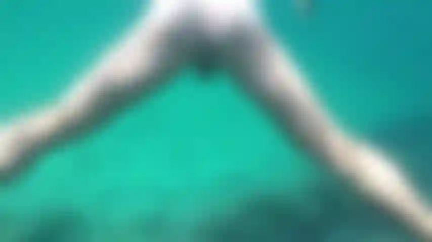 Filmato da dietro mentre nuoto con le gambe divaricate :o.