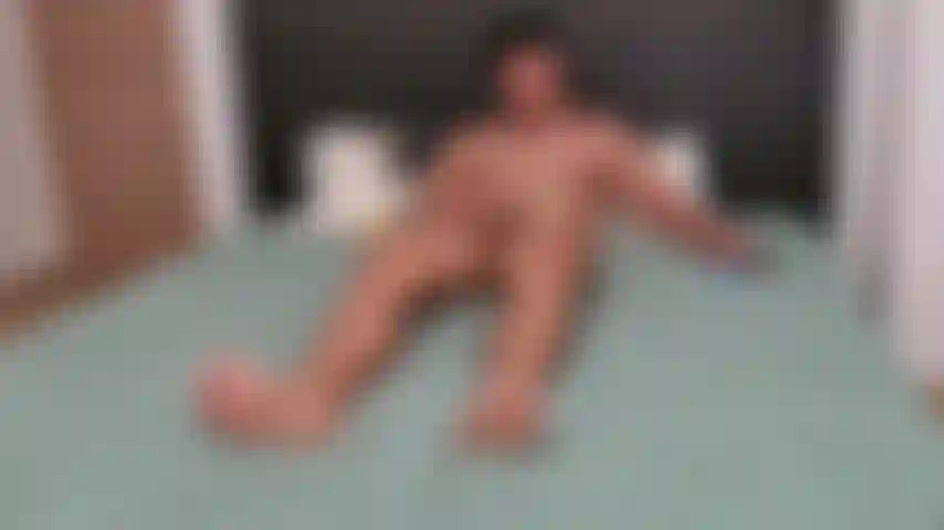 Fumo e mi tiro la sborra mentre tu adori i miei piedi.